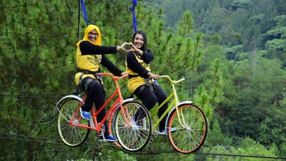 Sepeda Gantung di batu Flower Garden