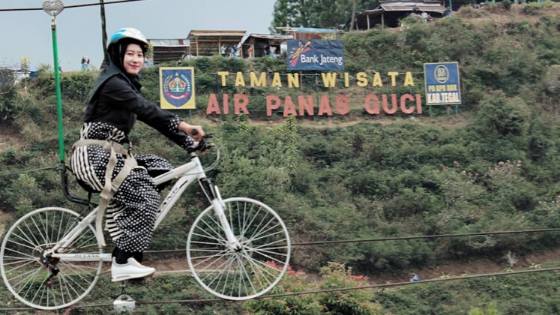 Sepeda Gantung di Obyek Wisata Guci Tegal