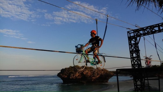 Sepeda Gantung di Pantai Lifu Lada NTT