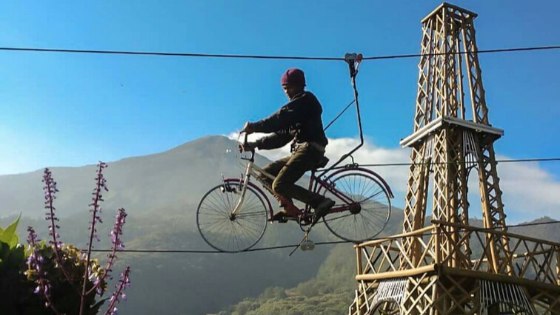 Sepeda Gantung di Sendi Adventure Park