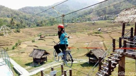 Sepeda Gantung di Taman Adiwiyata Pelabuhan Ratu Sukabumi