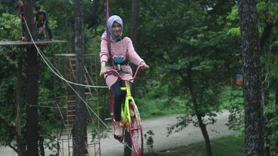 Sepeda Gantung di Taman Wisata Alam Punti Kayu