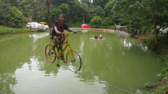 Sepeda Gantung di Wisata Alam Salu Pajaan