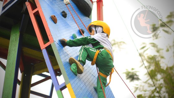 Pemasangan Flying Fox Anak 50 Meter untuk Wahana Outbound di Tuban