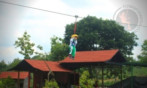 Pemasangan Flying Fox Anak 50 Meter untuk Wahana Outbound di Tuban